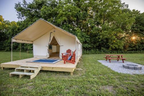 Glamping Getaway Ideal for Adventurous Families in Cassville, Missouri