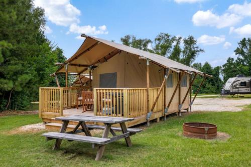 Glamping Getaway on Lake Livingston in Onalaska, TX