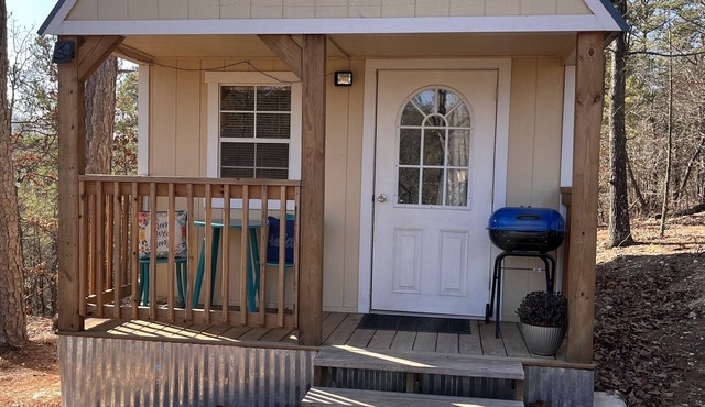 Glamping Getaway - Tiny home on 143 acres of beauty!