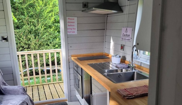 Glamping Hut - Sleeps 2, hot tub & parking
