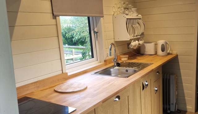 Glamping Hut - Sleeps 2, hot tub & parking