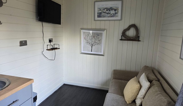 Glamping Hut - Sleeps 2, hot tub & parking