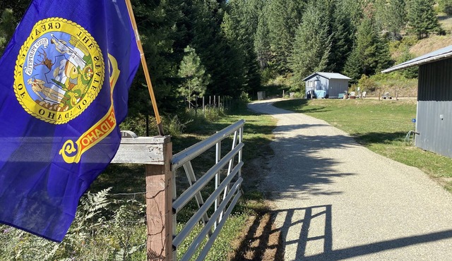 Glamping in a Tiny House! Hunters love our hot showers! Full utilities!