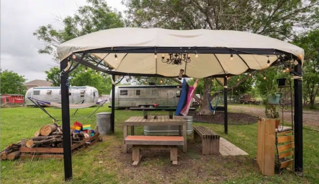 Glamping in Austin - 1975 Avion