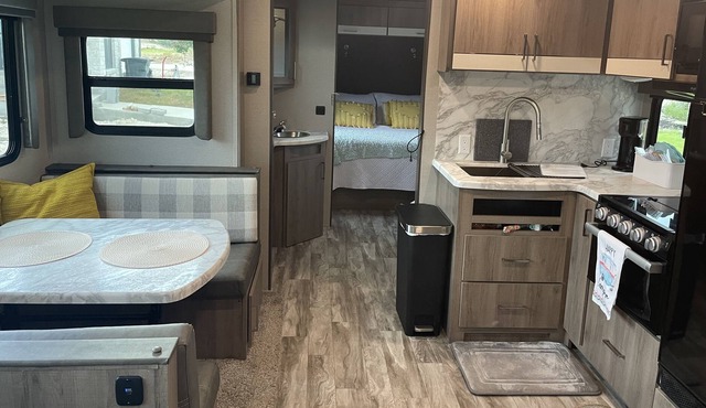 Glamping in Gonzales at Medina Casita RV!