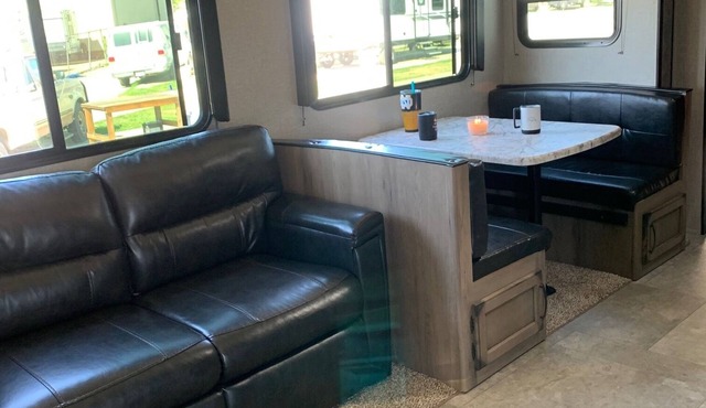 Glamping in Manchaca, secure, private, and spacious.