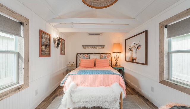 Glamping in Spicewood TX Hill Country~ Cabin 2 The Freya at Green Acres