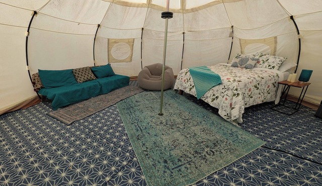 Glamping in Stunning Woods w/Hot Tub and Sauna! - Green Tent