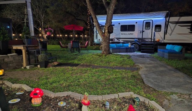 Glamping in the City! nA beautiful two acre country pocket in the city