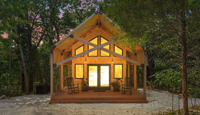 Glamping in the Ozarks! Romantic Getaway 10 Minutes from Downtown Branson