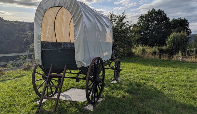 Glamping “La Calèche Western” in Lafarre – Authentic Adventure in Nature