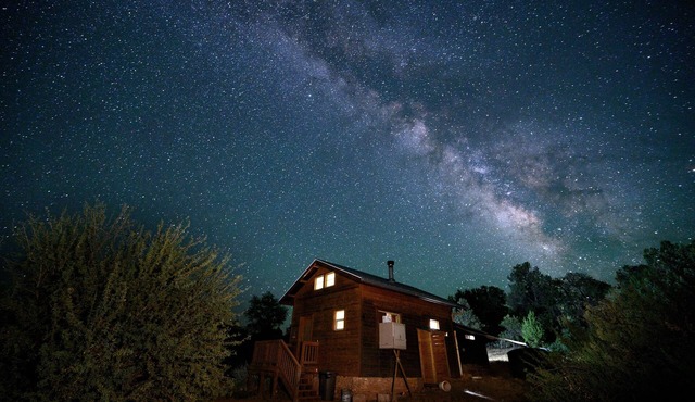 Glamping, off-grid adventure at peace-friendly cabin on 10 acres w/STARGAZING!
