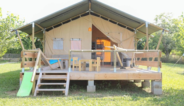 Glamping 'Safarilodge Standard Tent 6 4 Pers' with Private Terrace, Shared Garden and Wi-Fi