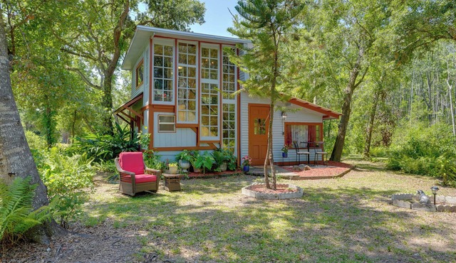 Glamping-Style Cabin on 20-Acre Farm Near Lutz!