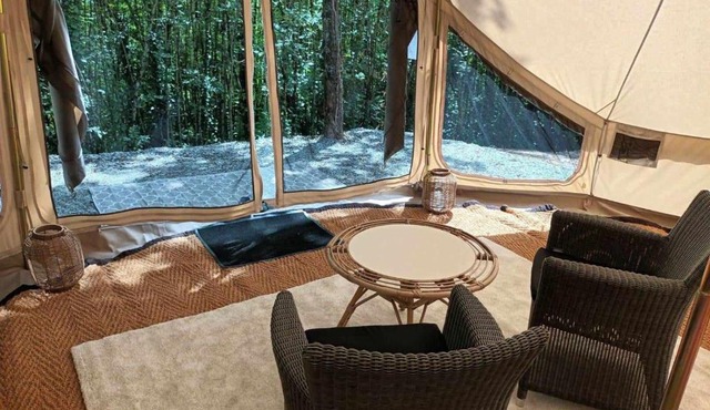 Glamping tent in de rust, met zwembad, badkamer en keuken