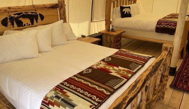 Glamping tent in Paradise Valley only 27 miles from Yellowstone National Park