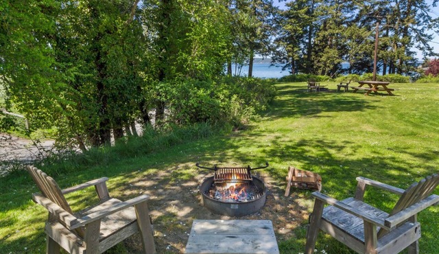 Glamping Tent with Partial Ocean Views - 1 min walk to beach!