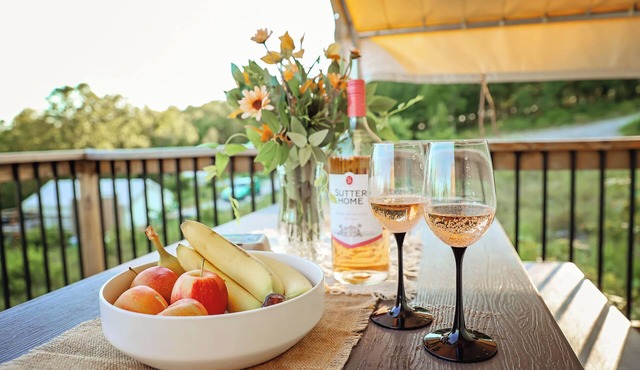 Glamping the w/TV, Wi-fi & bunkbeds!