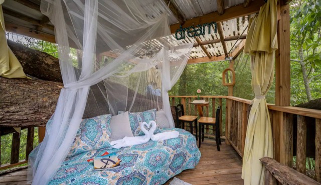 Glamping Treehouse on Farm, Unique Experience!