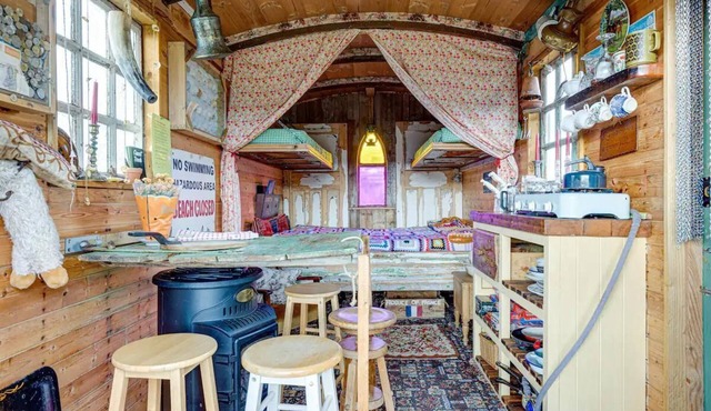 Glamping Wagon - 1 x Double Bed, 2 x Single Bed