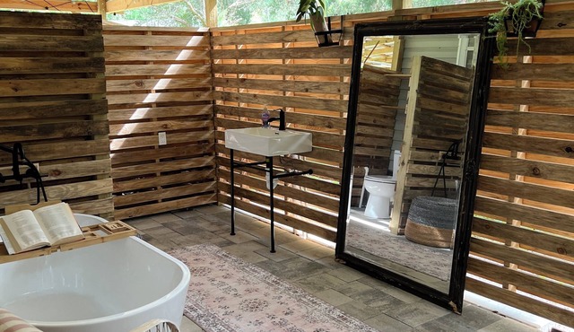 Glamping with A/C bedroom and luxury bath near UF and Springs