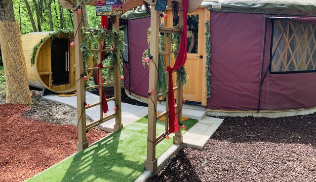 Glamping Yurt & RV/Game Room/Pool, Outdoor Jacuzzi, Sauna, Mini Golf, Chickens!