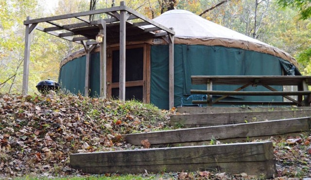 GLAMPING YURT. Sleeps 4, HOT TUB, Pellet Stove