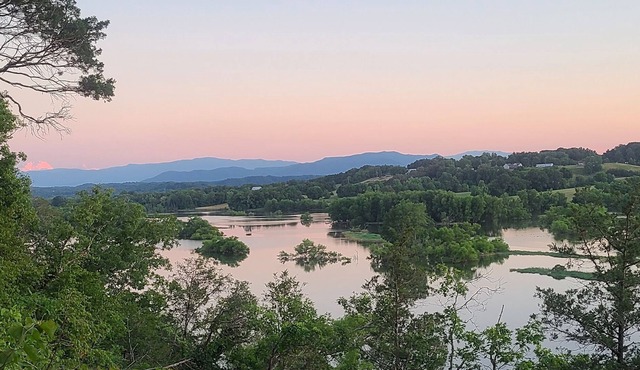 GlampVentures "Helluva View" Bunkhouse with Nolichucky River & Smoky Mtn Views.