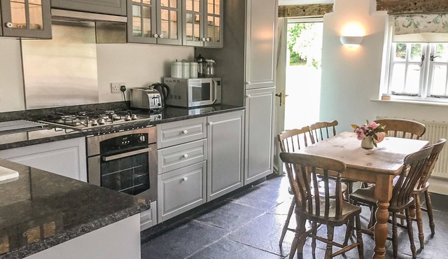 GLAN CLWYD ISA - LLYN CLWYD, pet friendly, with pool in Bodfari