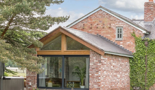 GLAN CLWYD ISA - THE BIG BARN, pet friendly, with pool in Denbigh