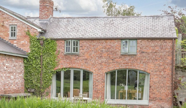 GLAN CLWYD ISA - THE COACH HOUSE, pet friendly, with pool in Bodfari