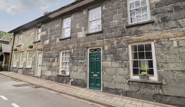 GLAN DWYRYD, pet friendly, with open fire in Penrhyndeudraeth