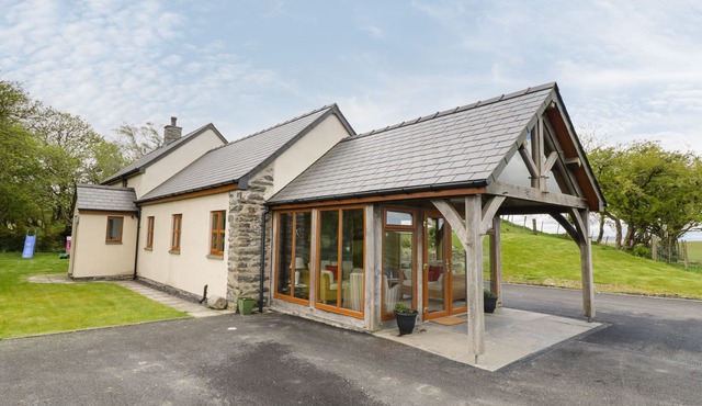 GLAN GORS, character holiday cottage, with hot tub in Denbigh