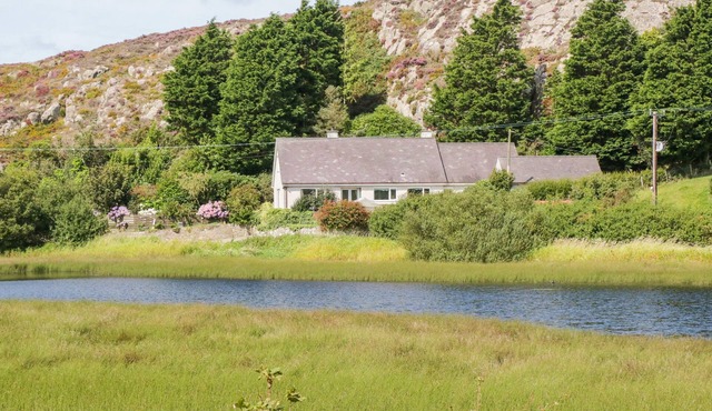 GLAN GORS, pet friendly, with open fire in Llanerchymedd