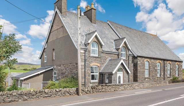 GLAN NUG, pet friendly, with open fire in Rhydlydan