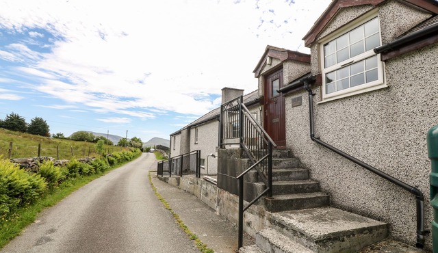 GLAN Y GORS, pet friendly, character holiday cottage in Llanberis