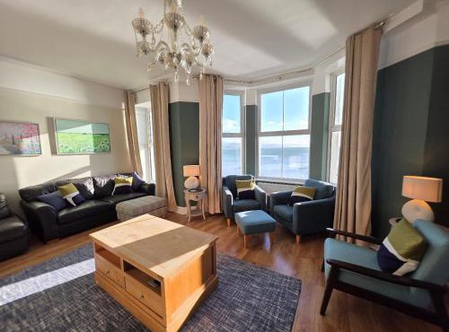 Glan y Mor, Sleeps 20, 8 Bedrooms, 8 Bathrooms, Seafront, Criccieth