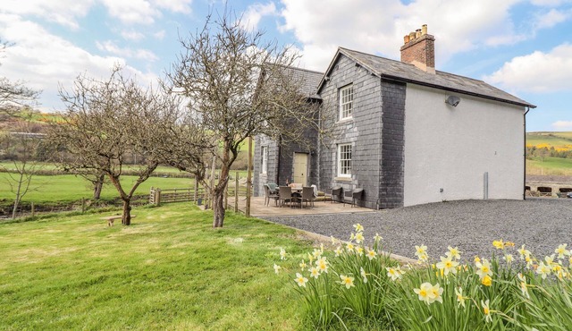 GLAN YR AFON, pet friendly, character holiday cottage in Llangernyw