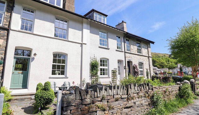 GLAN YR AFON, pet friendly, with open fire in Tywyn