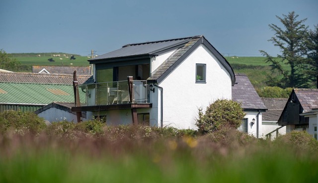 Glan Yr Afon - sleeps 5 guests in 3 bedrooms