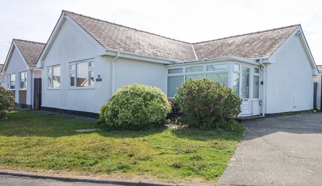 GLANAIG, pet friendly, character holiday cottage in Morfa Bychan