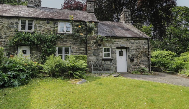 GLANDWR COTTAGE, pet friendly, character holiday cottage in Llanbedr