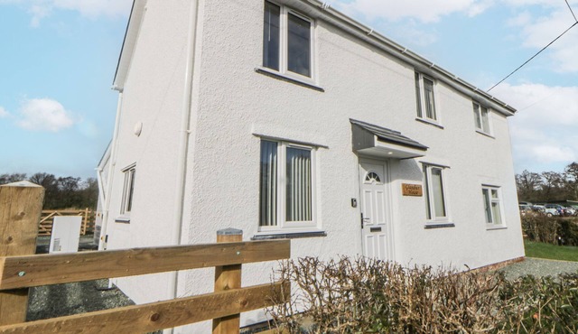 GLANDWR HOUSE, with a garden in Llandrindod Wells