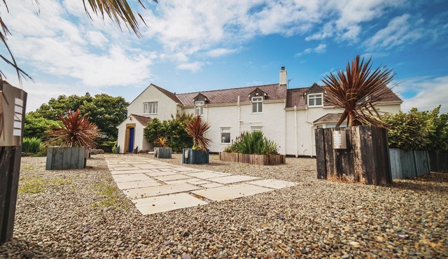 GLANLLYN BACH, pet friendly, luxury holiday cottage in Rhosneigr