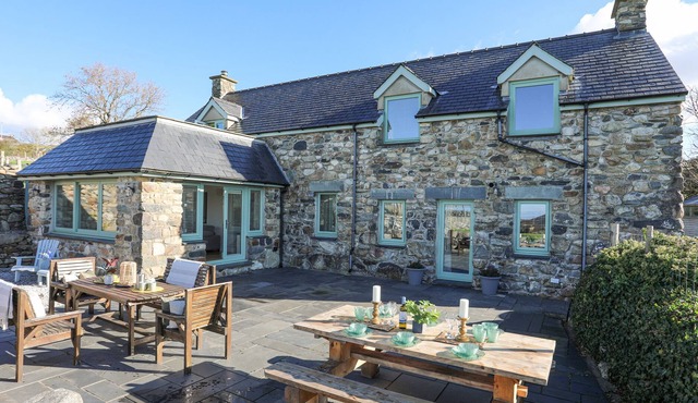 GLANRAFON, pet friendly, country holiday cottage in Penygroes