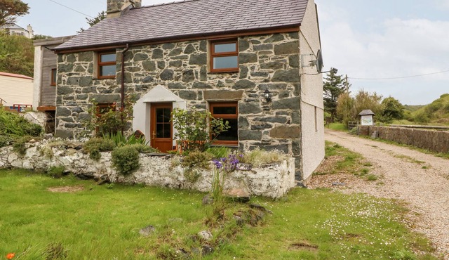 GLANRAFON, pet friendly, character holiday cottage in Aberdaron