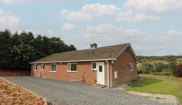 GLANYRAFON BUNGALOW, pet friendly, with hot tub in St Harmon