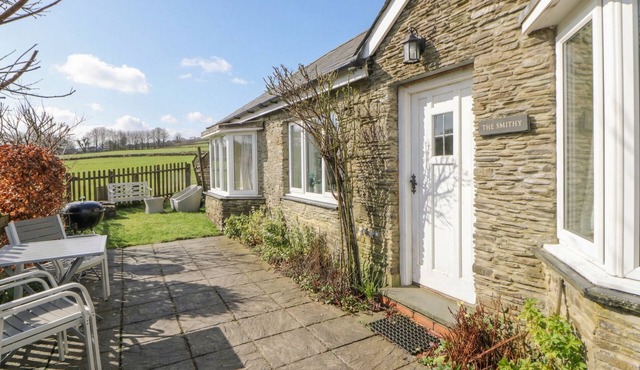 GLANYRAFON SMITHY, pet friendly, with open fire in New Quay