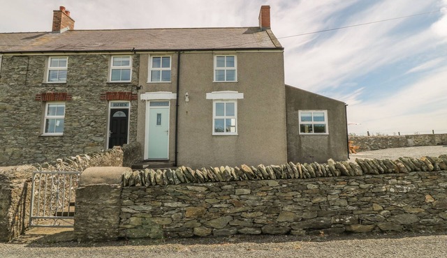 GLASFRYN, pet friendly, with open fire in Llanfaethlu