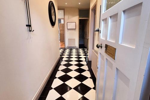 Glasgow City - Large Stylish 2 Bed Flat in Unique Ibrox Location Walking Distance to Subway and Free On-Street Parking